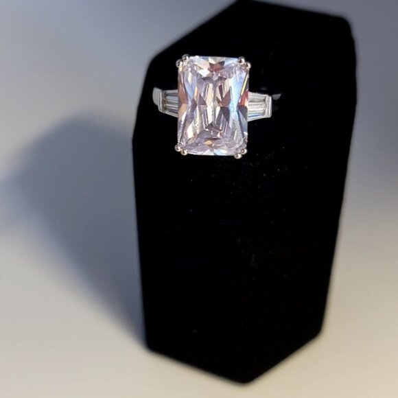 💥RING FOR WOMEN💥✨PERFECT CONDITION✨ ⁉️ MAKE AN OFFER ⁉️ - Picture 2 of 4